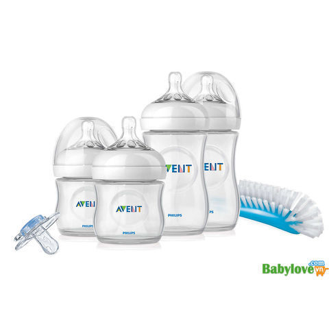 Bộ bình sữa Avent mô phỏng tự nhiên gồm 4 bình sữa dòng Tự nhiên (2x 125 ml/4oz và 2x 260ml/9oz), một cọ rửa bình sữa và núm vú và một ty ngậm trong suốt cho trẻ từ 0 đến 6 tháng tuổi